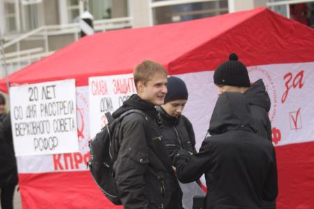 Омск. Акция КПРФ в память о защитниках Дома Советов