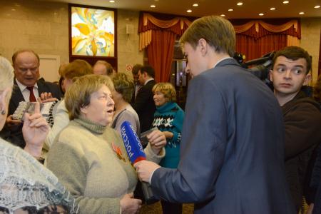 Московские коммунисты и комсомольцы провели торжественный вечер в Москве в честь 95-й годовщины создания ВЛКСМ