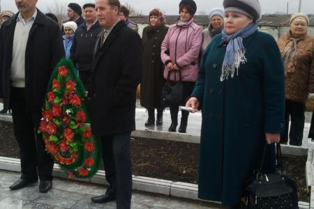 Тюменская область. В день рождения ВЛКСМ коммунисты и комсомольцы провели митинг возле памятника В.И. Ленину