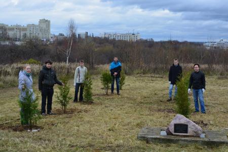 К 95-летию ВЛКСМ владимирские комсомольцы провели субботник на Аллее славы