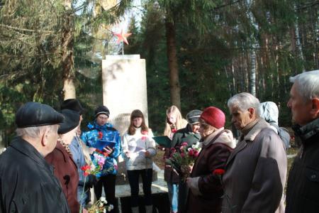 Памяти павших будьте достойны! Псковские коммунисты и молодежь почтили память воинов-освободителей