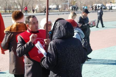 Коммунисты Читы ведут на улице сбор подписей за отставку российского правительства