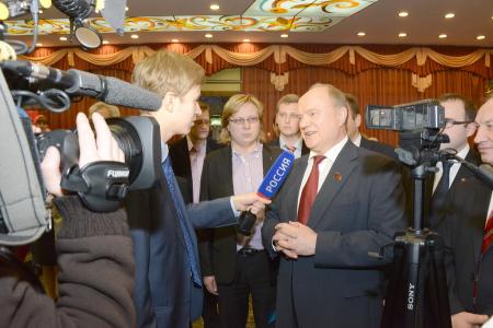 Московские коммунисты и комсомольцы провели торжественный вечер в Москве в честь 95-й годовщины создания ВЛКСМ