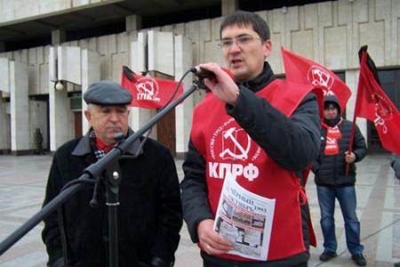  Татарстан, Казань: «Вечная память павшим героям!», «Правительство Медведева – в отставку!», «Система ЖКХ – минное поле, куда нас всех загнали!»