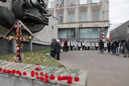 Москва. Панихида по погибшим в ходе расстрела демонстрации в Останкино 3 октября 1993 года