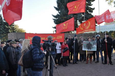 Помним настоящих героев: Митинг памяти защитников Дома Советов в Санкт-Петербурге