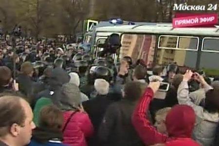 Очередные массовые волнения в Москве в связи с бездействием полиции и властей, бесчинствами мигрантов. Толпа в Бирюлеве разгромила торговый центр и прорвалась на овощебазу
