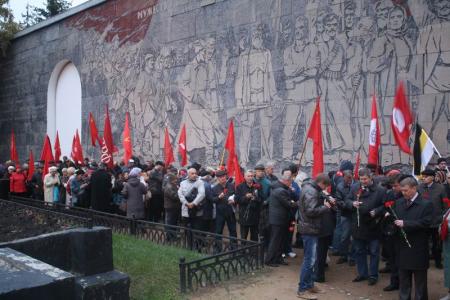 Новосибирцы почтили память защитников Верховного Совета