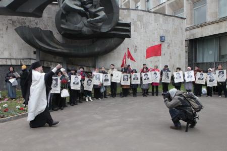 Москва. Панихида по погибшим в ходе расстрела демонстрации в Останкино 3 октября 1993 года