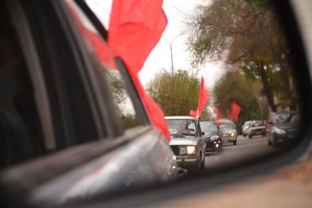 День Комсомола в Астрахани отметили автопробегом и пикетами
