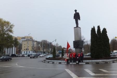 Калуга. Руки прочь от памятника Человеку Труда!