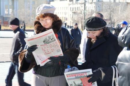 Коммунисты Читы ведут на улице сбор подписей за отставку российского правительства