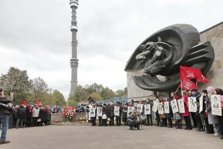 Москва. Панихида по погибшим в ходе расстрела демонстрации в Останкино 3 октября 1993 года