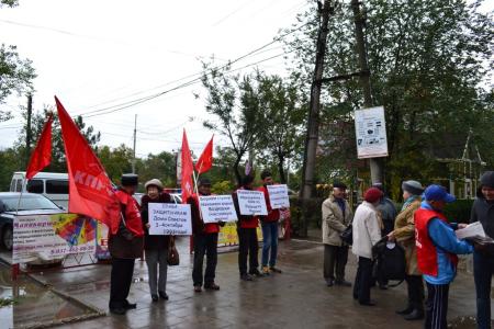 «Вечная память павшим героям! Нет прощения палачам!». Митинг коммунистов Калмыкии