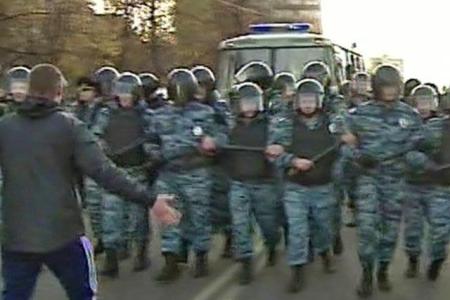 Очередные массовые волнения в Москве в связи с бездействием полиции и властей, бесчинствами мигрантов. Толпа в Бирюлеве разгромила торговый центр и прорвалась на овощебазу
