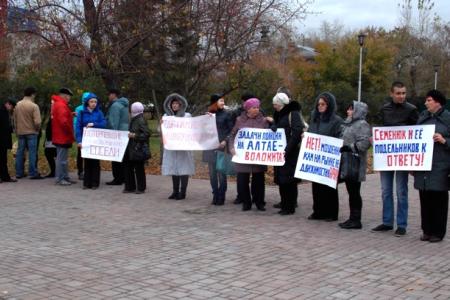 Алтайские коммунисты помогают пострадавшим от мошенников барнаульцам, объявившим голодовку