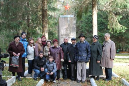 Памяти павших будьте достойны! Псковские коммунисты и молодежь почтили память воинов-освободителей