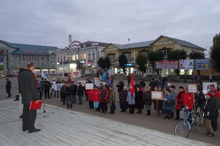 4 октября в г. Шуе Ивановской области прошел митинг памяти, посвященный 20-летию расстрела Верховного Совета