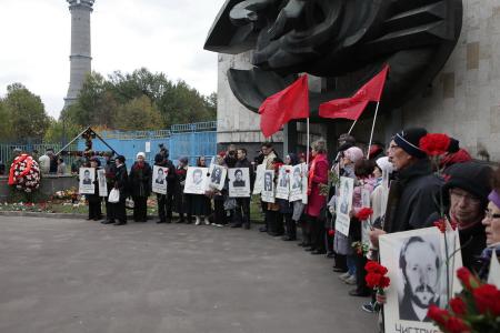 Москва. Панихида по погибшим в ходе расстрела демонстрации в Останкино 3 октября 1993 года