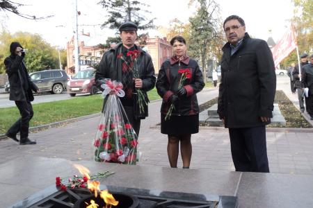 Барнаульские коммунисты провели траурное мероприятие, посвященное 20-й годовщине расстрела Дома Советов