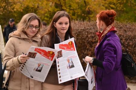 День Комсомола в Астрахани отметили автопробегом и пикетами