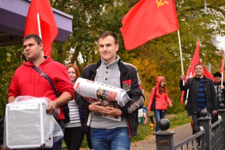День Комсомола в Астрахани отметили автопробегом и пикетами