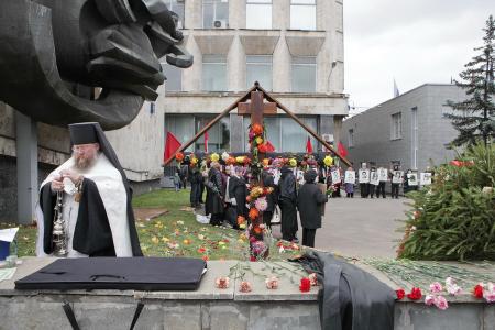 Москва. Панихида по погибшим в ходе расстрела демонстрации в Останкино 3 октября 1993 года