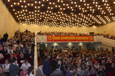 Московские коммунисты и комсомольцы провели торжественный вечер в Москве в честь 95-й годовщины создания ВЛКСМ