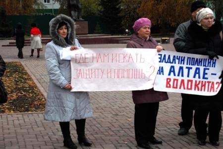 Алтайские коммунисты помогают пострадавшим от мошенников барнаульцам, объявившим голодовку