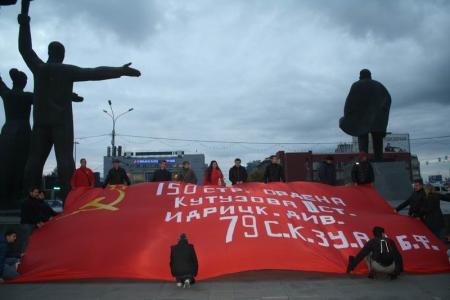 Новосибирцы почтили память защитников Верховного Совета