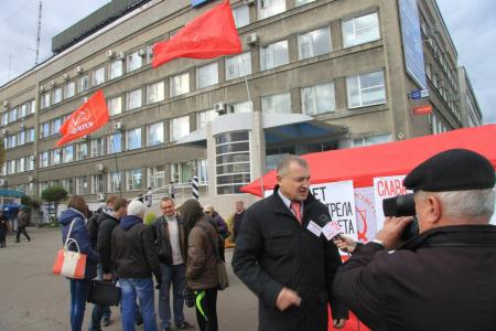Омск. Акция КПРФ в память о защитниках Дома Советов