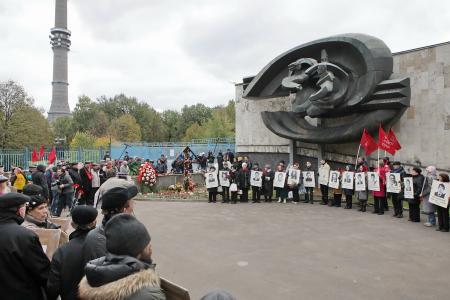 Москва. Панихида по погибшим в ходе расстрела демонстрации в Останкино 3 октября 1993 года