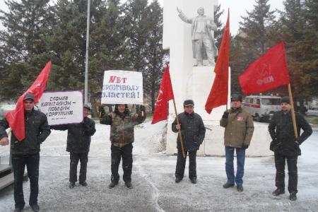 Амурская область. Коммунисты города Свободный провели пикет в память о погибших защитниках Верховного Совета РСФСР