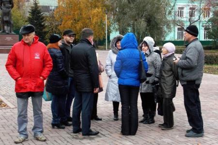 Алтайские коммунисты помогают пострадавшим от мошенников барнаульцам, объявившим голодовку