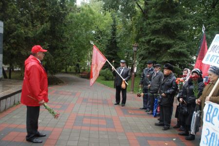 Вечная слава и память защитникам Советской Конституции! 4 октября 2013 года в Черкесске коммунисты вышли пикет в память о 20-летии расстрела защитников власти Советов в Москве.