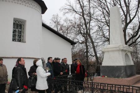 Делегации коммунистов поклонились В.И. Ленину в Пскове и А.С. Пушкину в Пушкинских горах