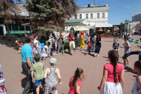 Нижегородские активисты КПРФ и женского движения провели акцию «Поможем мамочкам, чем можем»