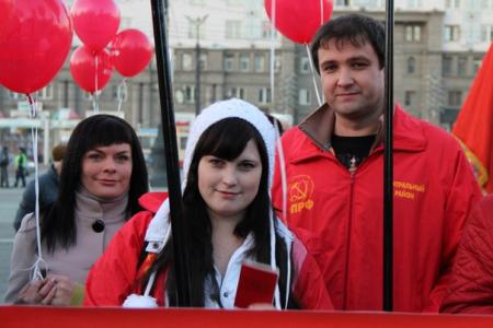 Великому Октябрю слава! Праздничная демонстрация в Челябинске