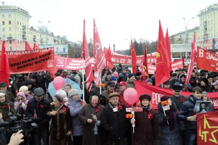 «Заводы – рабочим! Землю – крестьянам! Лаборатории – ученым!». В годовщину Октябрьской революции коммунисты Барнаула провели демонстрацию и митинг