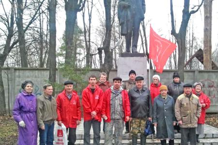 Коммунисты города Кинешмы Ивановской области провели субботник у памятника М.И.Калинину