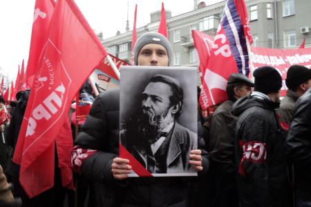 «Заводы – рабочим! Землю – крестьянам! Лаборатории – ученым!». В годовщину Октябрьской революции коммунисты Барнаула провели демонстрацию и митинг