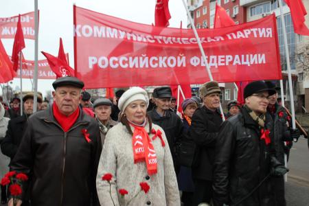 Тюменские коммунисты с размахом под звуки духового оркестра прошли по центральной улице Тюмени
