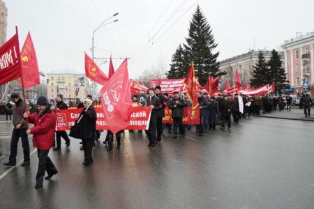 «Заводы – рабочим! Землю – крестьянам! Лаборатории – ученым!». В годовщину Октябрьской революции коммунисты Барнаула провели демонстрацию и митинг