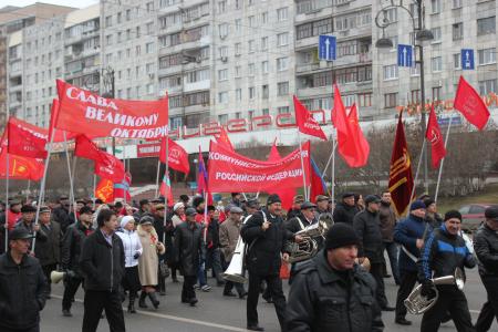 Тюменские коммунисты с размахом под звуки духового оркестра прошли по центральной улице Тюмени