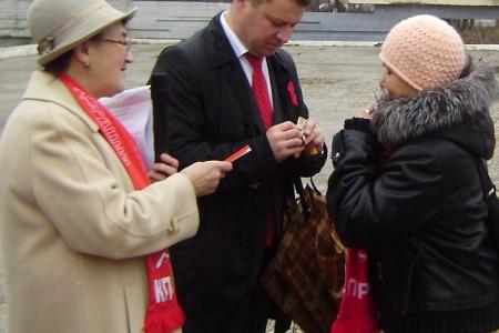 Шествиями, митингами и возложениями отметила Тульская область 96-летие Великого Октября