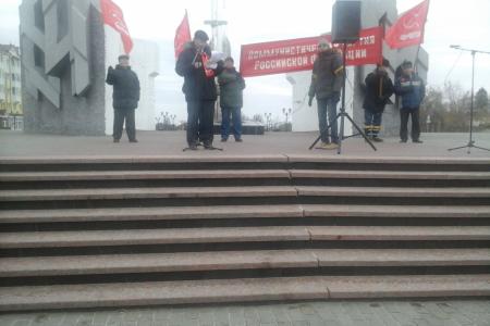 Тобольские коммунисты 7 ноября провели митинг у Вечного огня