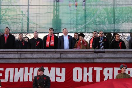 Сталинградские коммунисты в День Октябрьской революции провели марш-митинг