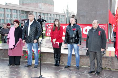 Волгоградская область. Волжане отметили годовщину Великой Октябрьской Социалистической революции митингом, организованным коммунистами и комсомольцами