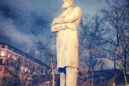 Москва. 193-летие со дня рождения Фридриха Энгельса коммунисты района Хамовники отметили митингом