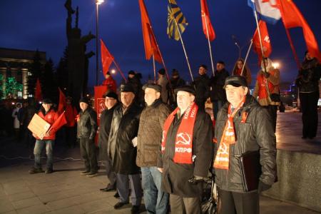 Около 4 тысяч новосибирцев приняли участие в демонстрации и митинге в честь годовщины Великого Октября